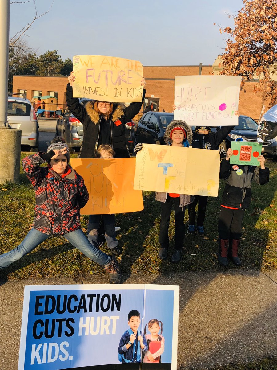 ms_R_wayharron's tweet photo. Standing Up for Teachers!🍎 Standing Up for Kids!
⚡️Activating Parent Power⚡️ @Sflecce @fordnation #walkinforeducation #ETFO #osstf #cutshurtkids #oned #ontarioparentaction https://t.co/6zfrGnjhgH