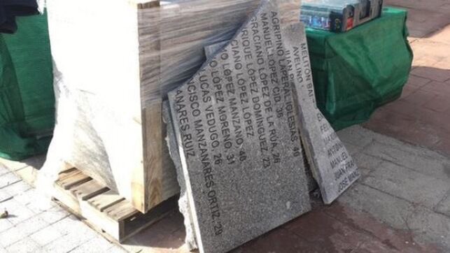 Fueron fusilados por la dictadura franquista entre 1939 y 1944. El Ayuntamiento de Madrid ha retirado las placas de su homenaje. Frente a una dictadura solo cabe estar del lado de las victimas. El Ayuntamiento de Madrid se lo coloca en una posición intolerable