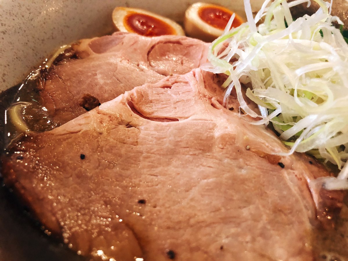 muni_gurume's tweet photo. 【縁乃助商店】
@大阪：淡路駅から徒歩2分

ドロっとしたスープが特徴的な「味玉ポタチキそば」を食べられるお店。

スープは口に含んだ瞬間に鶏の旨味が広がるドロドロスープでコッテリ好き歓喜の一杯🎶

中華そばと濃厚スープがよく絡んで相性抜群の組み合わせです✨ https://t.co/LhdE937yPZ
