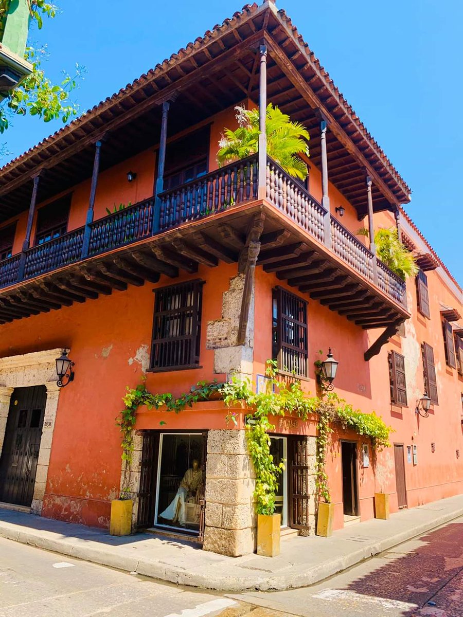 otavTravelBlog's tweet image. Exploring the beautiful stone-walled old city of Cartagena! Stone fortresses and gigantic walls surround the city, which protected Cartagena. This was one of colonial Spain’s most important ports and the walls protected it from many attacks in the 16th century.