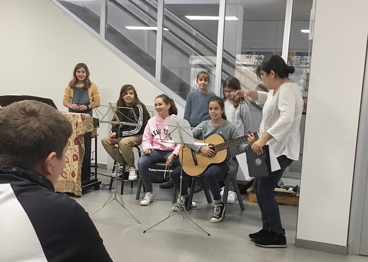 escolasadako's tweet photo. Avui, un grup de nois i noies de #lexiaescola ha vingut a escoltar peces tocades per alumnes d��@escolasadako durant el matí per celebrar Santa Cecília. També, els han explicat algunes característiques dels instruments.
#CapsComunicacioSDK https://t.co/jeTEY7dLpS