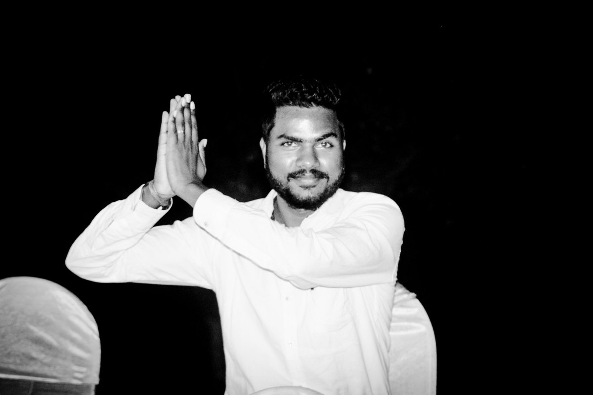bindasdeepu's tweet photo. ख़ामियाँ मत ढ़ूढो मुझमे,
मुझसे पूछ लो मैं खुद बता दूँगा।। https://t.co/Dqrviu7lks