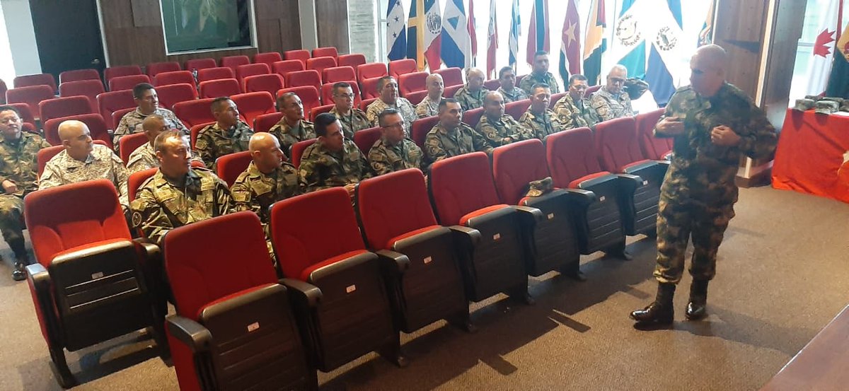 SMC_EJERCITO's tweet photo. Velar por el bienestar de nuestros #HéroesBicentenarios, misión fundamental de los sargentos mayores integrantes del Programa Integral para Suboficiales de Alta Jerarquía #PISAJ. Todo mi reconocimiento y admiración a su trabajo. 

#TodosSomosColombia https://t.co/Ksq4oQuZPO
