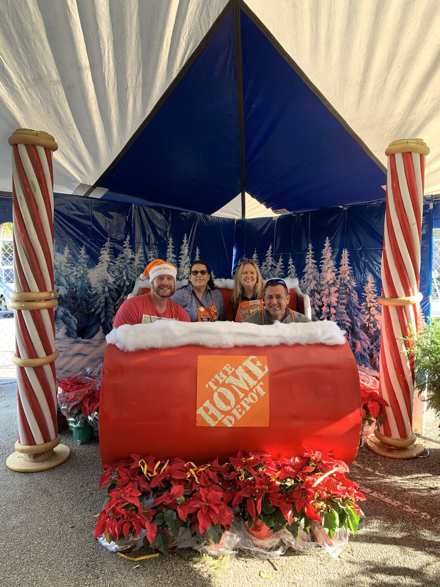 Coach_aj_LS's tweet image. #THDHolidayCaptain Let the holiday festivities begin! 6934 is the 2nd store on our D.86 #TreeTent District Tour. #HappyHolidays #SafetyFirst @SantiBernardez @JacobRobertsTHD @PennyPaladino @Chris_J_Mangino @supat213