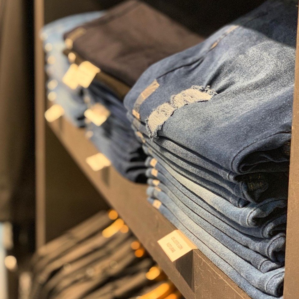Fuiacomprarropa's tweet photo. #ValeLaPena se caracteriza por presentar una gran variedad de talles en prendas como remeras, jeans, camperas y pantalones. https://t.co/XMPL8HFIBt