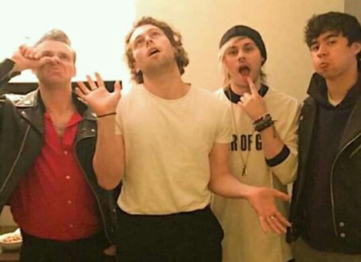 iiirwinn_'s tweet photo. ❤️Son lo más importante, me siento orgullosa de ser su fan, agradezco mucho toda la ayuda que nos han brindado, los amo hoy, mañana y siempre❤️
#RealBandsSaveFans #RealFansSaveBands
#5SOS #5sosFam
#LatinAmericaSupport5SOS https://t.co/CzAw4Zkz76