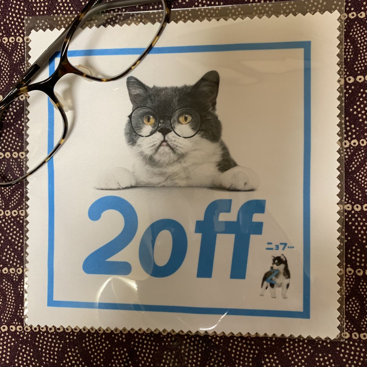 _cottontime_'s tweet photo. 👓メガネはじめました。遠くも近くも良く見えてないまま続けていた裸眼生活もついに限界に(笑)世の中の輪郭がちゃんと見えるようになりますた(笑)一応持ってた古い眼鏡を下取りに出したらニョフのメガネ拭きもらえましたー #zoff #2off https://t.co/GZymPrNTHm