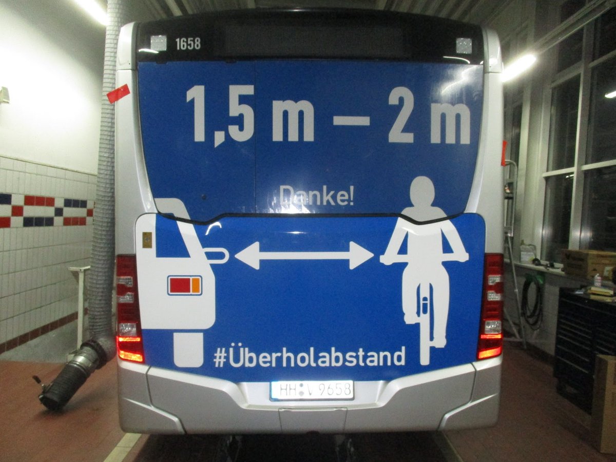 Überholabstand-Werbung auf Bushinterseite