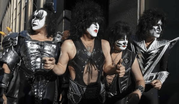 PortalSUCESSO_'s tweet photo. Você faz parte do Kiss Army?? Então confira as datas e os locais dos shows que a banda @kiss realizará no Brasil, em 2020! https://t.co/F5ghFAHQsB https://t.co/HIc3kT5uwn