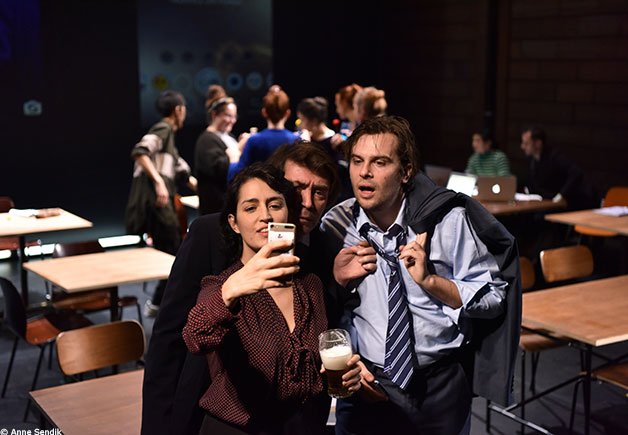 Superbe ouverture au <a href="/StudioTheaVitry/">Studio-Théâtre Vitry</a> hier soir avec la pièce de Guillermo #Pisani, J’ai un nouveau projet. Tout est parfaitement réussi dans cette œuvre chorale qui parle avec acuité et humour de notre rapport (ultra-connecté) au monde. Prochaines au #Colombier en décembre.