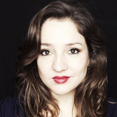 placedelopera's tweet photo. Mezzo @MariaFiselier zit ook in Berlijn tussen de beste zangers. Ze zingt bij de Komische Opera dit seizoen Flora Bervoix in La traviata, en rollen in Die Zauberflöte, Rigoletto en Anatevka. https://t.co/OtdtClkZii ©Sarah Wijzenbeek https://t.co/xjmKSQZzGe