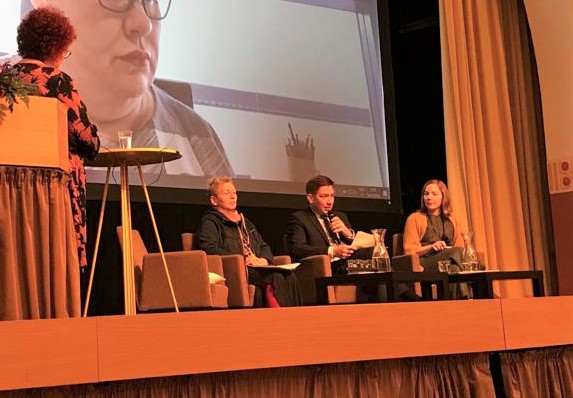 STM_Uutiset's tweet photo. Ministeri @ThomasBlomqvis7 tähdensi lähisuhdeväkivallan ja naisiin kohdistuvan väkivallan vastaisen työn tärkeyttä, jotta takapakki saadaan pysäytettyä #StopTheBacklash-tilaisuudessa. #EU2019FI #väkivalta @Ensi_turvakodit https://t.co/gfBN30Y1nO