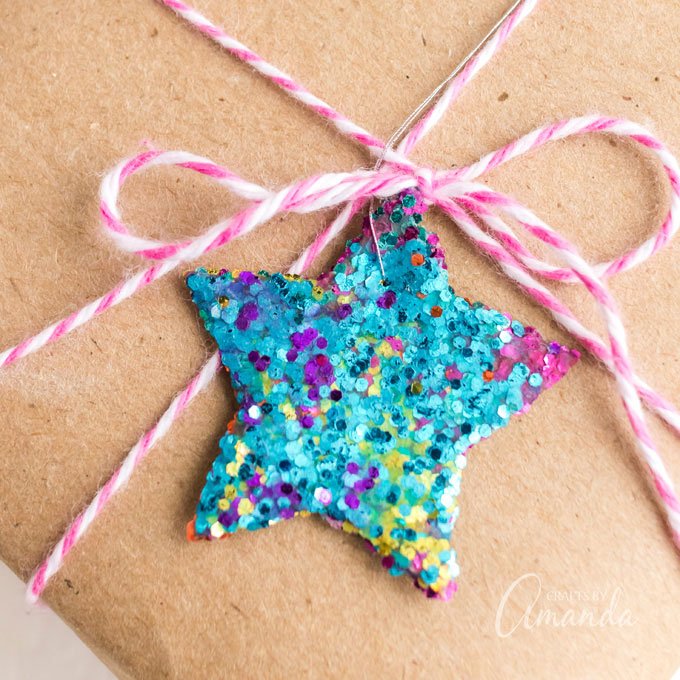 amandaformaro's tweet photo. GLITTER STAR ORNAMENTS - Today, we designed these adorable glitter star ornaments using @Crayola Glitter Dots and Sparkle Station and we know your kids will have a blast making them too! Tag us in your creations! https://t.co/GeFoKxxUfP #glitterdots #ad https://t.co/hzA0EEhuNW