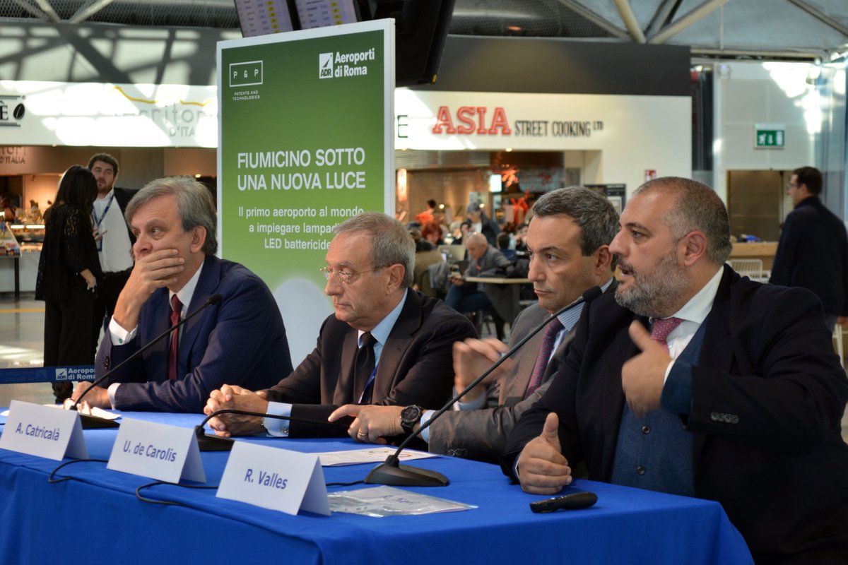AeroportidiRoma's tweet photo. "Un'altra iniziativa mette al centro l'attenzione al passeggero - ha aggiunto @a_catricala, Presidente di #ADR. La sperimentazione ha dimostrato la riduzione dei batteri senza interferire sul sistema immunitario. Confidiamo di estenderla in altre aree analoghe in aeroporto". https://t.co/jRkZ4rhg8T