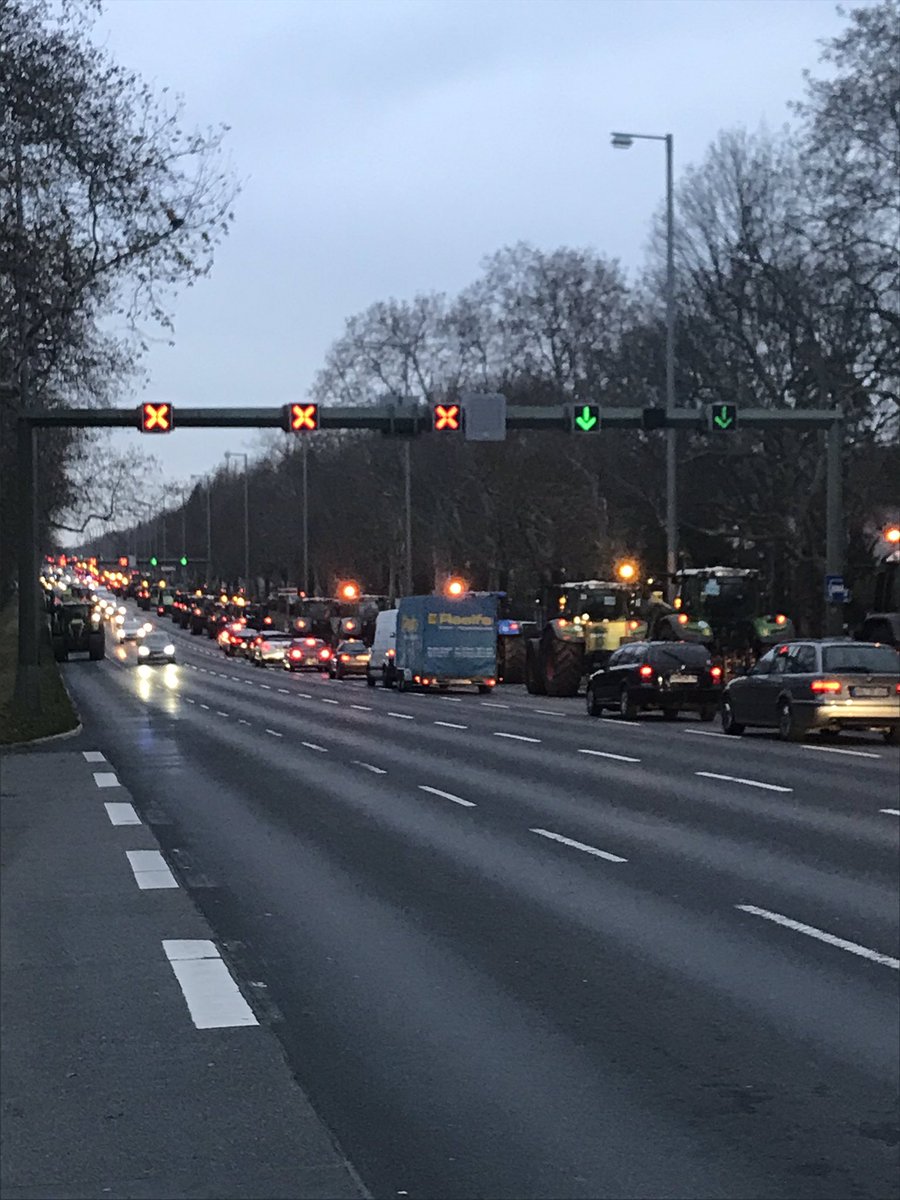 kiba2000's tweet photo. #Bauerndemo #Berlin #Heerstrasse #Traktorensternfahrt https://t.co/Thnv3xSbVc