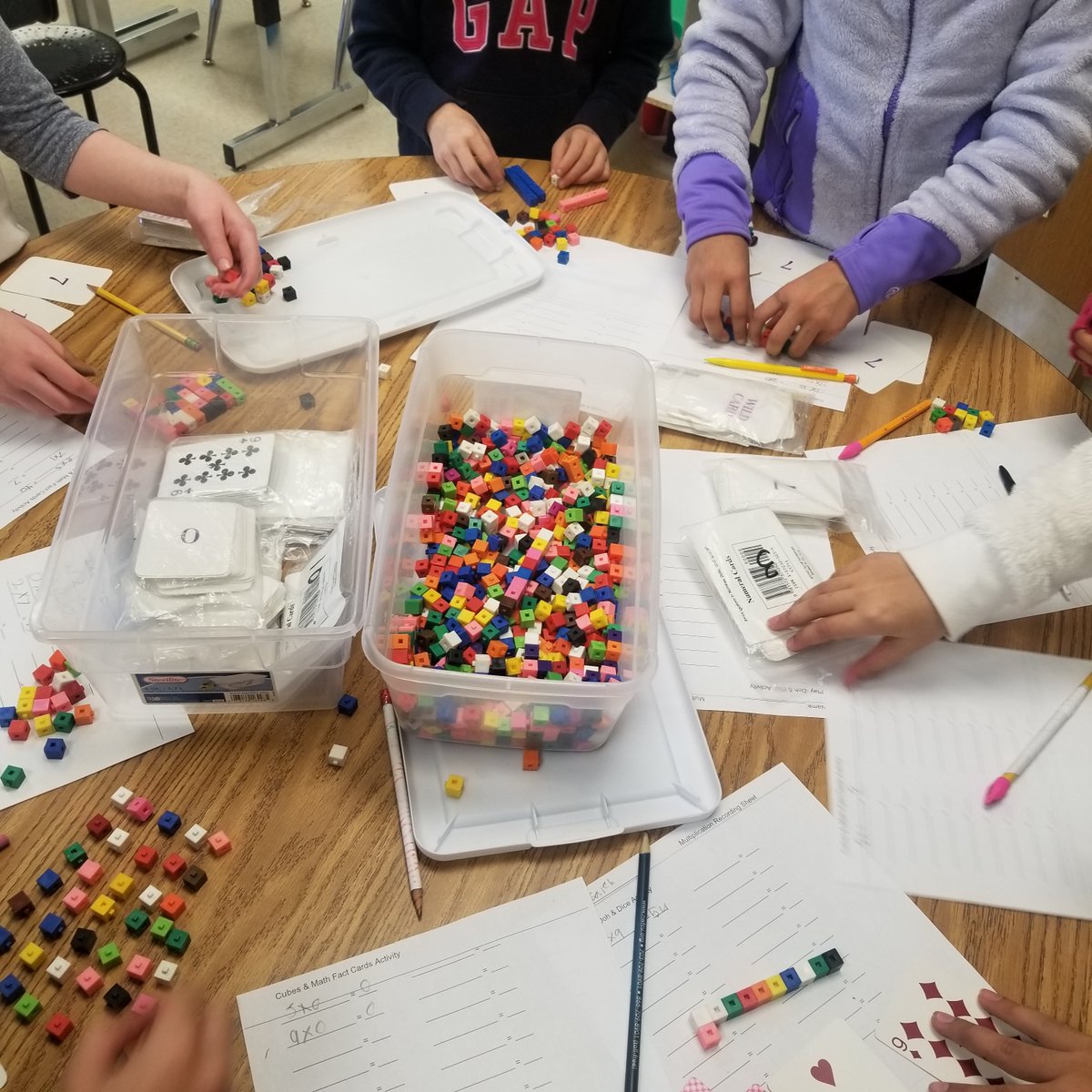 MrsWhitesClass's tweet photo. Having fun with arrays for multiplication!! https://t.co/rm9ToxnOsx