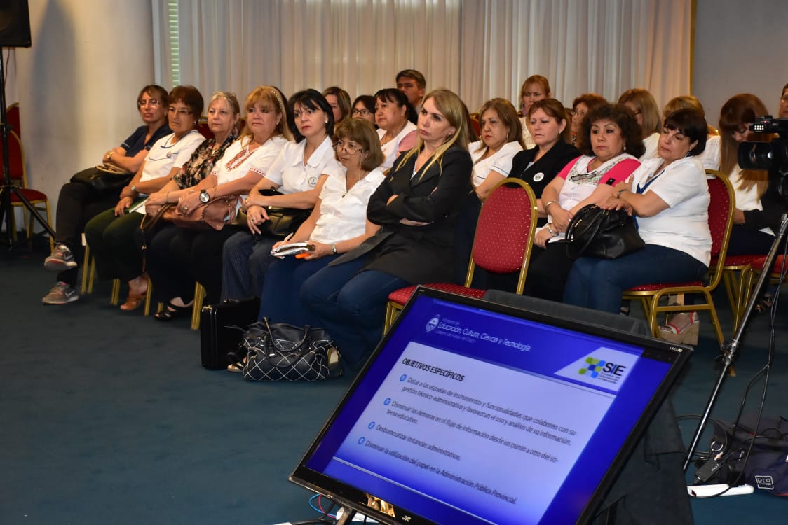 domingopeppo's tweet photo. Innovamos en educación. Lanzamos una App y una web que vincula a los establecimientos educativos y el sistema administrativo central. Un avance digital que simplifica todo tipo de gestión y demandas de los mismos, ya sea de infraestructura, limpieza, como de recursos humanos.🏫🤳 https://t.co/eXmmrVQ2JL