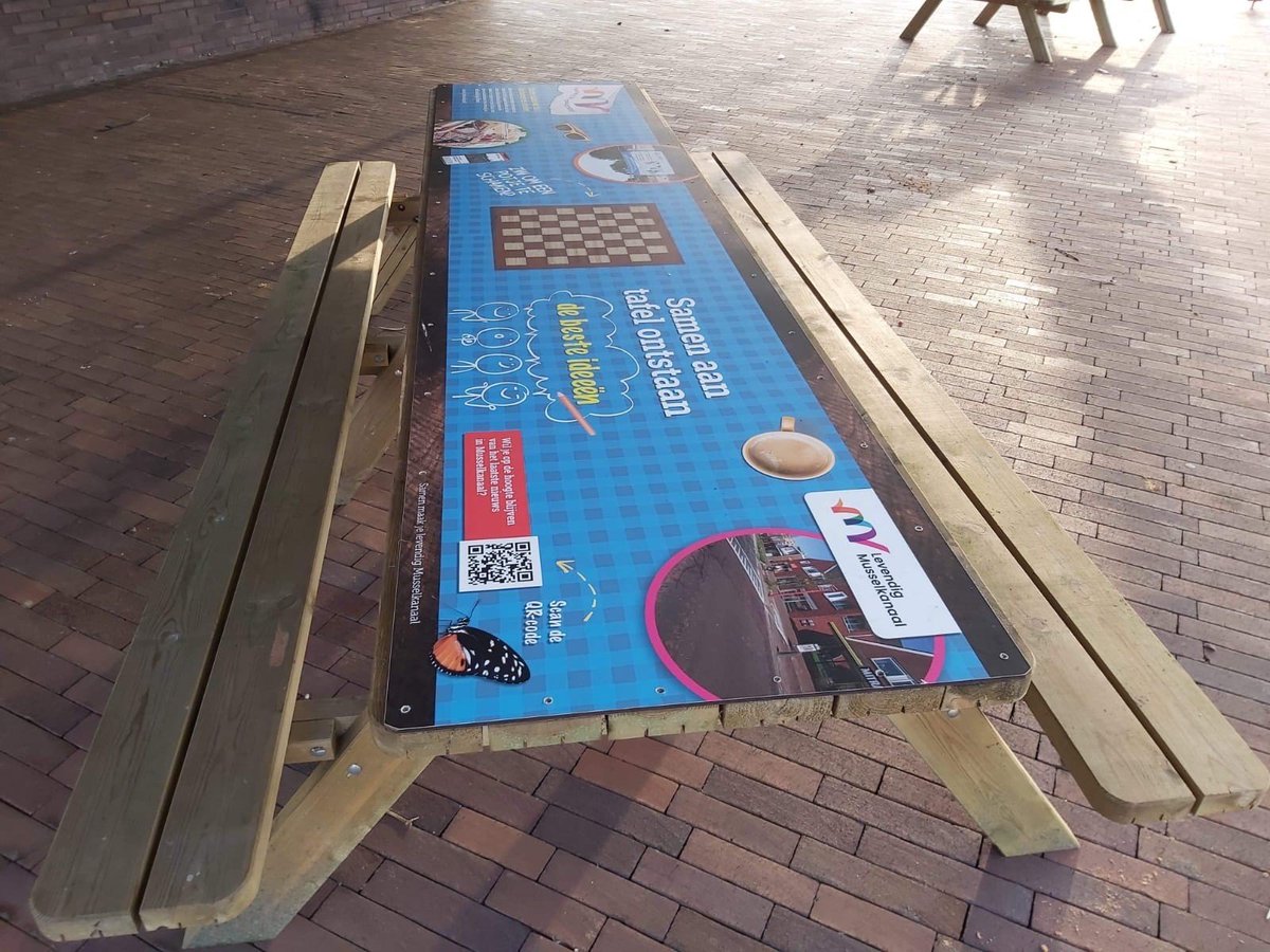 Lefier_wonen's tweet photo. Zag je ze al staan in Musselkanaal? Sinterklaas heeft twee picknicktafels aan het dorp geschonken. De komende tijd staan ze op verschillende plekken in het dorp. Leuk om koffie te drinken met de buren, om een spelletje te doen of bij het buurtfeest.#levendigmusselkanaal https://t.co/e3K33HrfAj