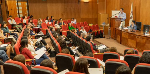 UniversiaChile's tweet photo. En @UTalca  experto británico en psiquiatría advierte posible incremento del estrés en los chilenos que puede desencadenar trastornos postraumáticos https://t.co/TDmWZYSXA5 https://t.co/RrABEFzsBR