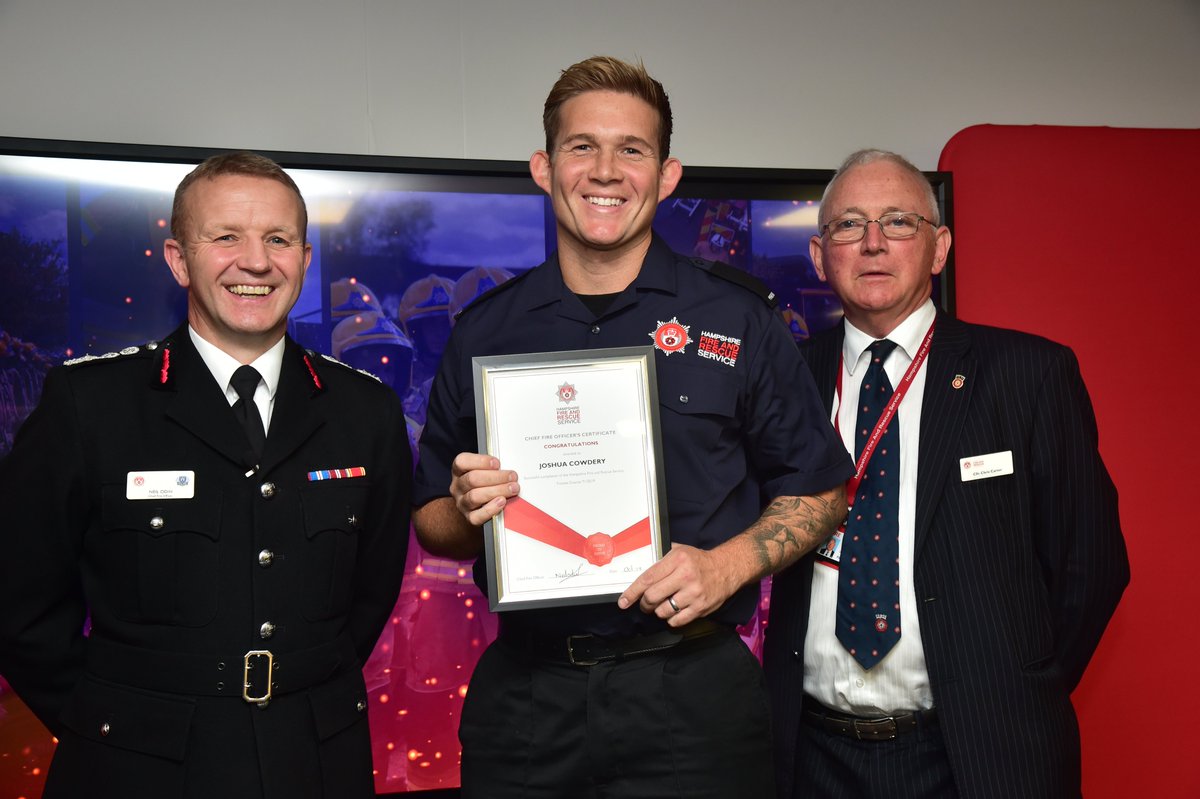 HantsIOW_fire's tweet photo. Here is the last of our #TeamHants graduates ๐
Both now members of Blue Watch at @Southsea24 are firefighters Joshua Cowdery & Amy Piper ๐
Joshua is a former postman, whilst Amy used to work for @Tesco ๐ฉ๐ผโ๐๐จ๐ผโ๐
Congratulations to all our graduates! ๐
#HFRSGraduation #999Family https://t.co/sS5373LsNk