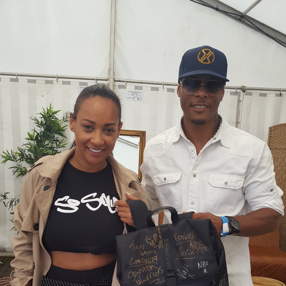 #Win - We have a very special <a href="/flykartel/">FLYKARTEL</a>  bag package, signed by artists who performed at <a href="/tokyoworlduk/">Tokyo World</a> Festival 2019 including <a href="/Lisamaffiauk/">LISA MAFFIA</a>, <a href="/RomeoLondon/">Romeo</a>  &amp; more…

More Maffia, Romeo &amp; full #Competition Details at <a href="/UkAfter/">AfterDarkUK</a>: 

afterdark.co/blog/latest-ne…