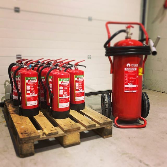 Vandaag weer een mooi ordertje uit mogen leveren aan een klant. 
Grote ruimten kunnen goed voorzien worden van draagbare of verrijdbare blusmiddelen als bijvoorbeeld deze schuimbluswagen met 50L blusschuim.
De bluswagen onderscheid zich door zijn grote w… ift.tt/2XPpYKj