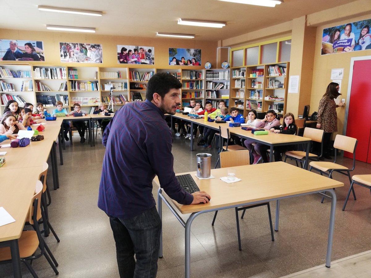 maestroconganas's tweet photo. Seguimos con nuestro proyecto #PótamosZidakos hoy con @ManuZapata73 de @loslobostv de @A3Boom 
Ha desgranado su historia, su experiencia vital y la coincidencia de la emisión del programa final con la fecha y hora de la inundación del 8 de julio.
#somoslaclasequevaacambiarelmundo https://t.co/JZNhJkR5eb