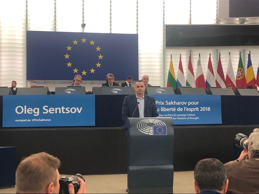 TFrankowski21's tweet image. #OlegSentsov jest jednym z byłych więźniów politycznych, przetrzymywanych przez rosyjskie władze. Dziś, w końcu na wolności, mógł osobiście odebrać Nagrodę Sacharowa #SakharovPrize, która została mu przyznana w ubiegłym roku za nieustanną walkę o demokrację i prawa człowieka.👏✌