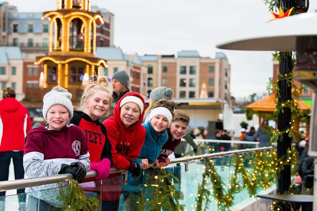 Here's a message from our friends at The Ice at Center Green: Ice Skating starts at Noon on Wednesday, Nov 27! Get your skate on before the Markt opens at 4. ❄️🎶⛸️🎄