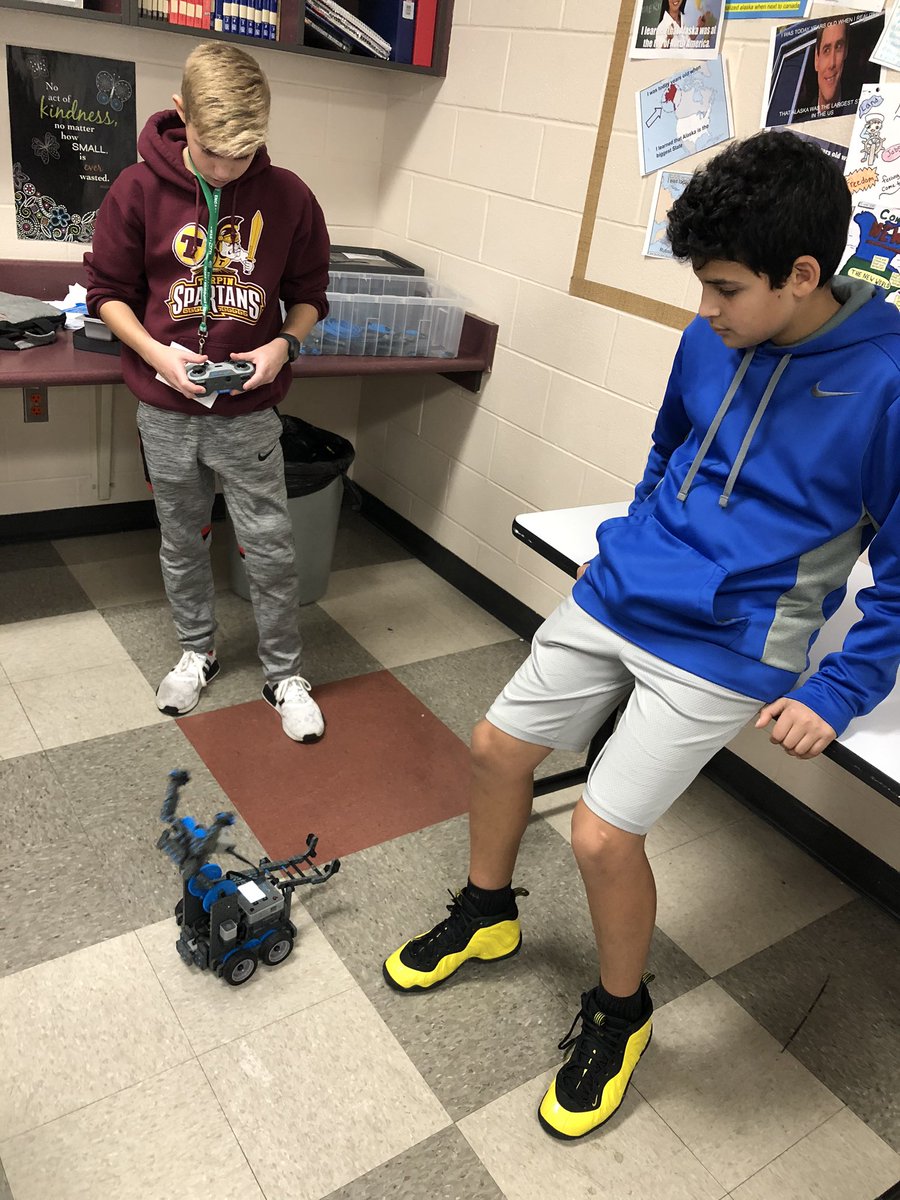 Students teaching other students how to build VEX robots #NagelNEW2019 #NagelBeTheChange
