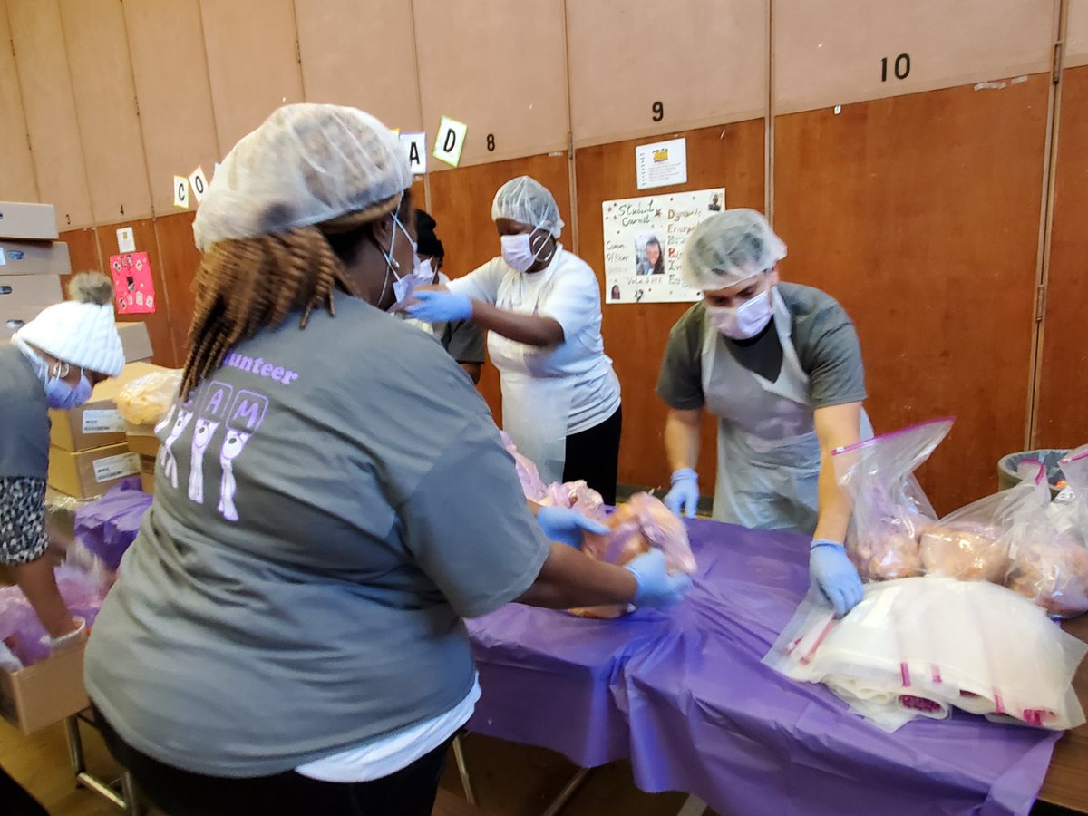 SpreadThePurpl1's tweet photo. 8th Annual Thanksgiving Basket Event behind scenes of our amazing volunteers hard at work @SussexAveSchool in #Newark #NJ #HappyThanksgiving from #SpreadThePurple https://t.co/eFLvv746VT