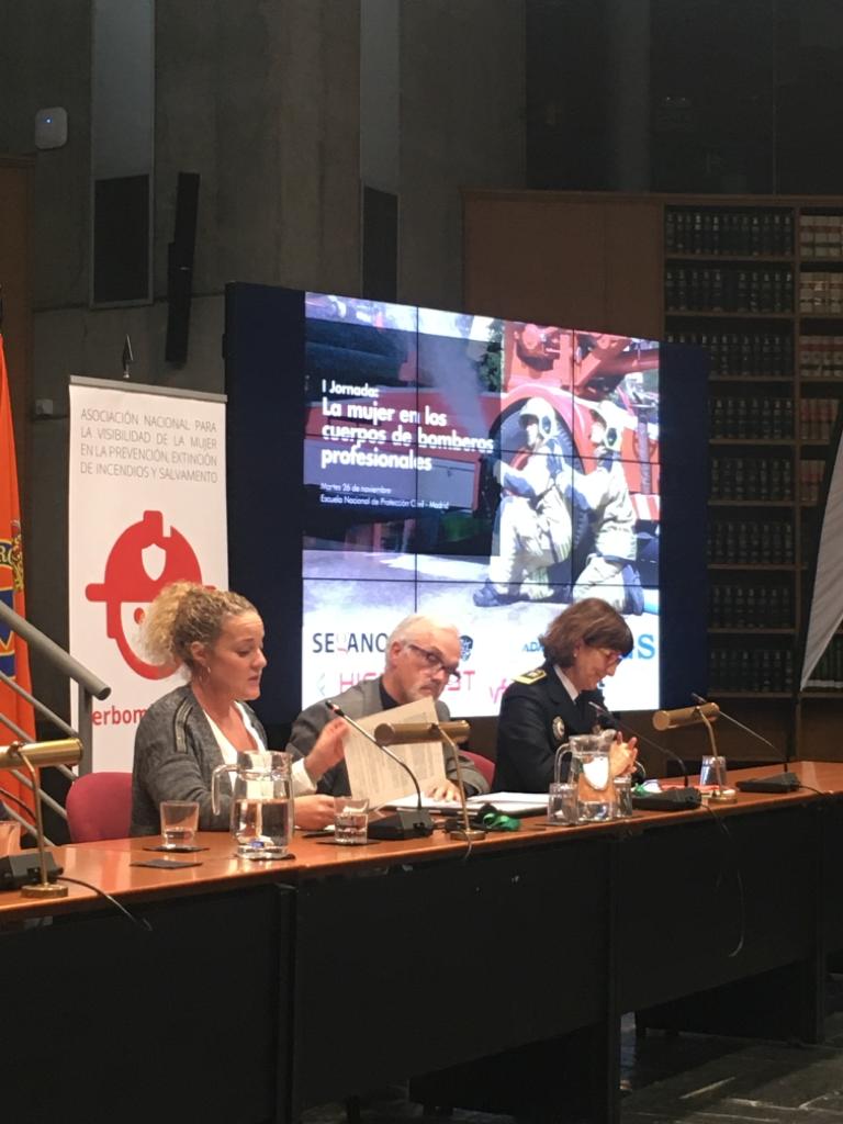 serbombera's tweet photo. Y para finalizar la I Jornada Ser Bombera, gran debate en la mesa redonda sobre la mujer: reto necesario y pendiente en los servicios de bomberos, moderada por @NataliaLorenzoR #másbomberas https://t.co/TFFO9pu3KS