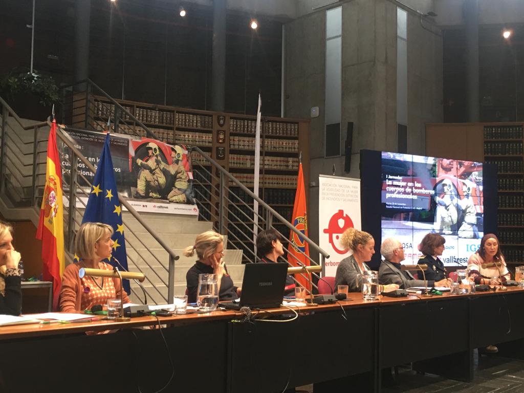 serbombera's tweet photo. Y para finalizar la I Jornada Ser Bombera, gran debate en la mesa redonda sobre la mujer: reto necesario y pendiente en los servicios de bomberos, moderada por @NataliaLorenzoR #másbomberas https://t.co/TFFO9pu3KS