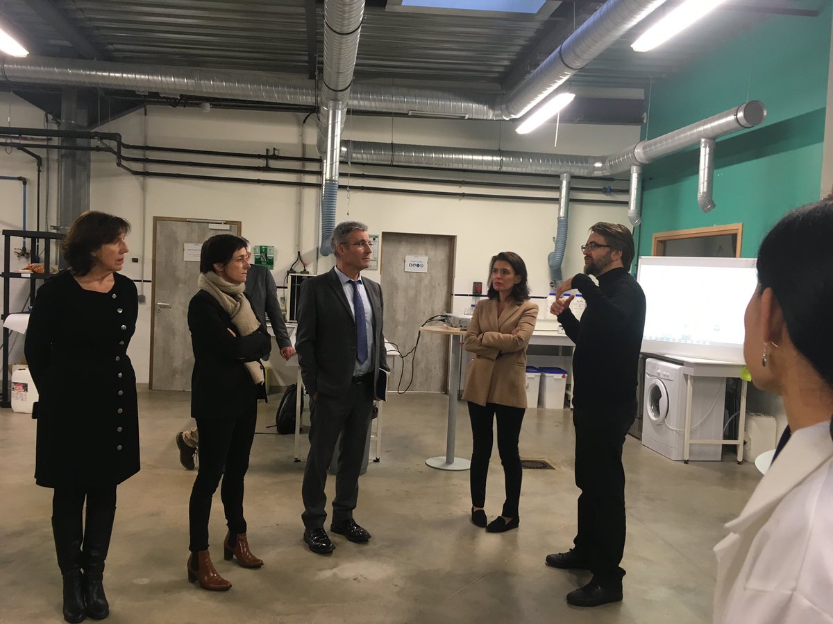 C_MORANCAIS's tweet photo. 🧪Visite de la plateforme #Algosolis, fer de lance de la #recherche en matière de #production et de bio-raffinage des #microalgues.
Plateforme soutenue par la Région #PaysDeLaLoire qui a inscrit le dev. des microalgues comme priorité de l’Ambition maritime régionale votée en 2018 https://t.co/ryJAgsRVsy