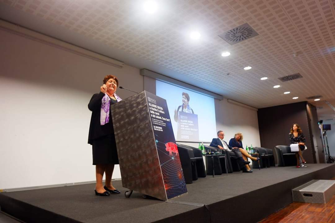 TeresaBellanova's tweet photo. Questa mattina a Milano ho partecipato al convegno organizzato da #Assica @Carni_Salumi per rendere più forte la filiera #suinicola. Sono tre le parole chiave da cui partire: trasparenza, filiera, futuro. 
https://t.co/m9stRZdE5w https://t.co/h3QtjWywi1