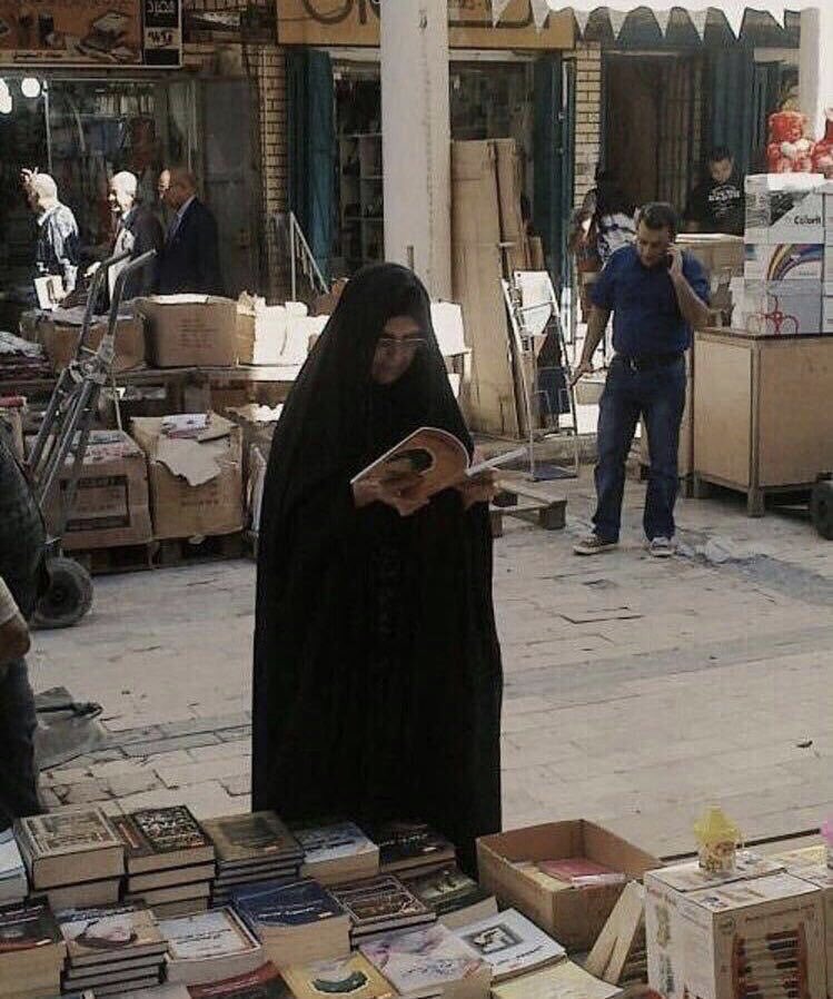 "الإنسان كائن قارئ، يقرأ نفسه في الكتب، يقرأ الكتب في العالم، و يقرأ العالم في نفسه...القراءة طريقة الإنسان في فهم نفسه."

-بثينة العيسى
*الصورة من شارع المتنبي في بغداد.*