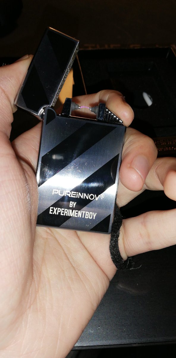 mwette_mwette's tweet photo. Merci @Experimentboy et @Pureinnov votre briquet est très beau <3
Je l'aime déjà (même si je fume pas, ne fumez pas les enfants) https://t.co/TQyNtcP3Zj