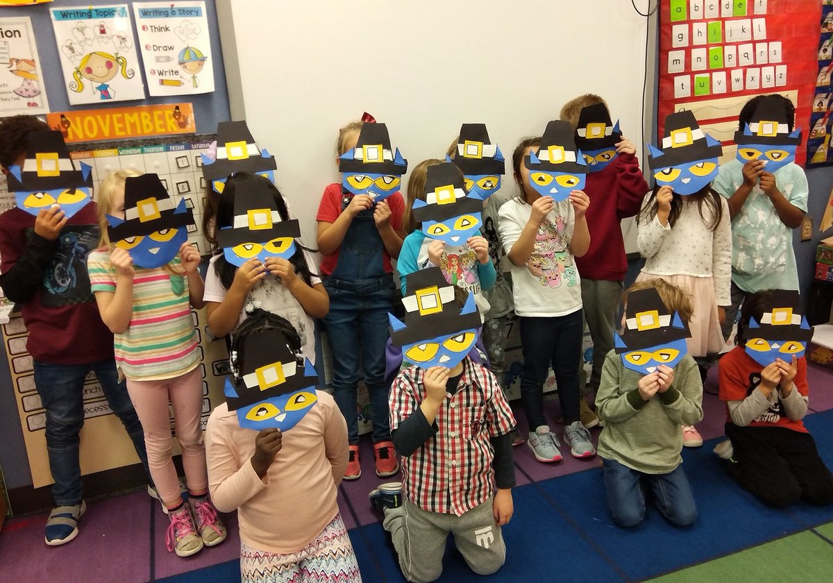shannon_puglisi's tweet photo. Happy Thanksgiving from Pete the Cat! #HappyThanksgiving #favoritebookcharacter #groovycat @sanfordcreek https://t.co/CyJdGKjeFV