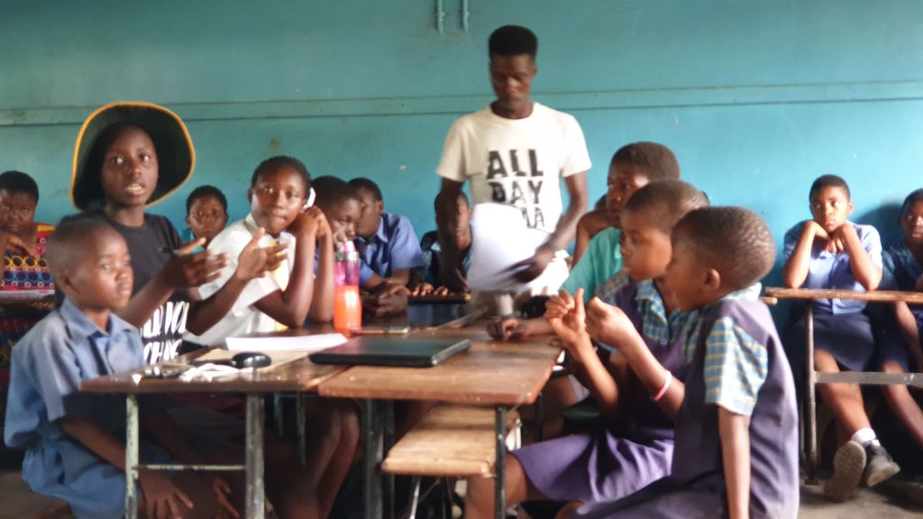 rncypt's tweet photo. Access to safe drinking water is one of the greatest threats to child rights in Eiffiel Flats, Kadoma. Environmental &amp; human made factors have affected  access to water. Young people &amp; their community resolved to engage stakeholders to push for action toward the crisis. #GAM2019 https://t.co/oAY3FNrWWk
