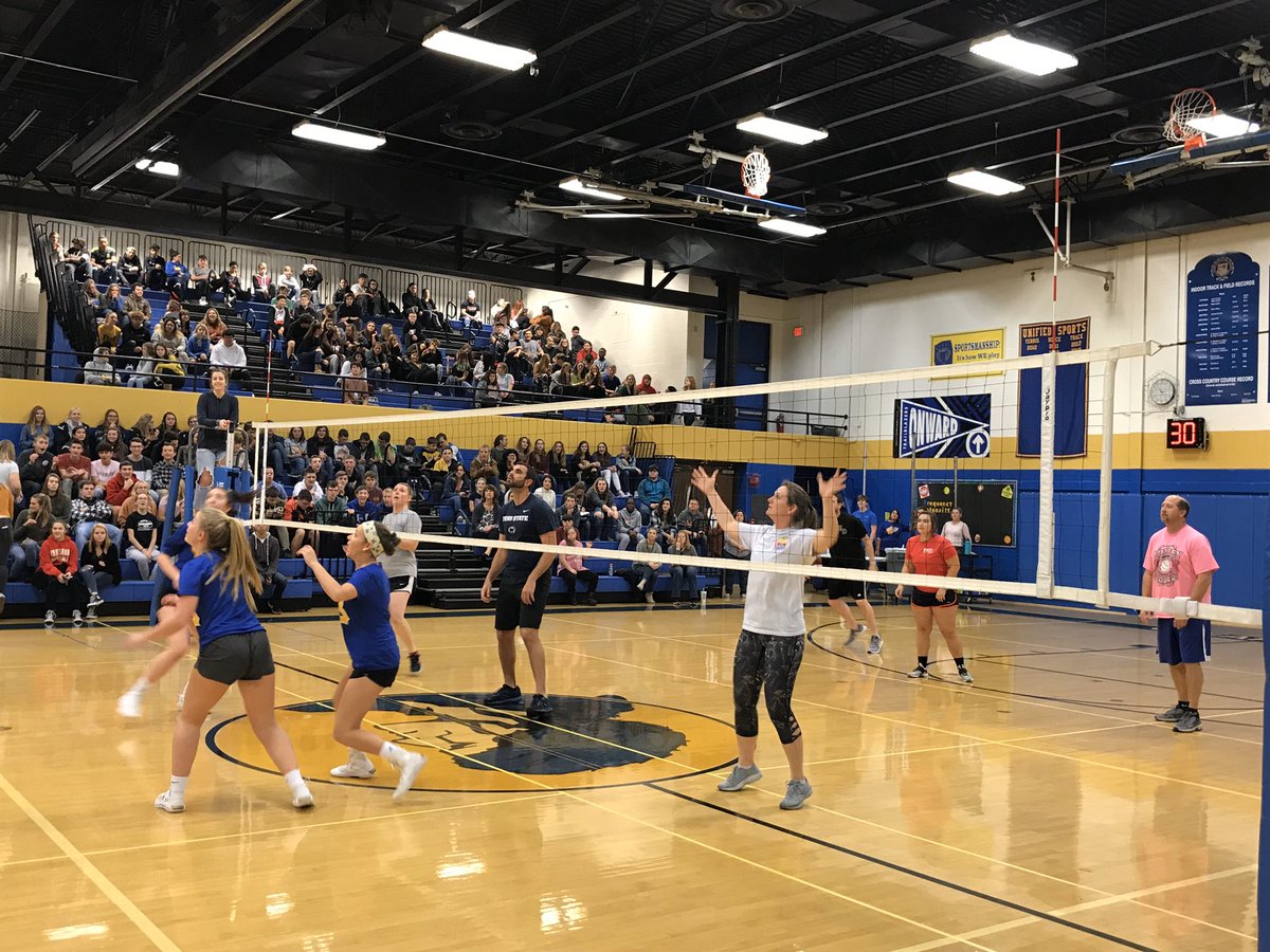 CSHSBlazers's tweet image. Senior fall athletes enjoy a game of volleyball versus our staff! #blazerpride #goodstanding #blazerathletics #wcpsmd