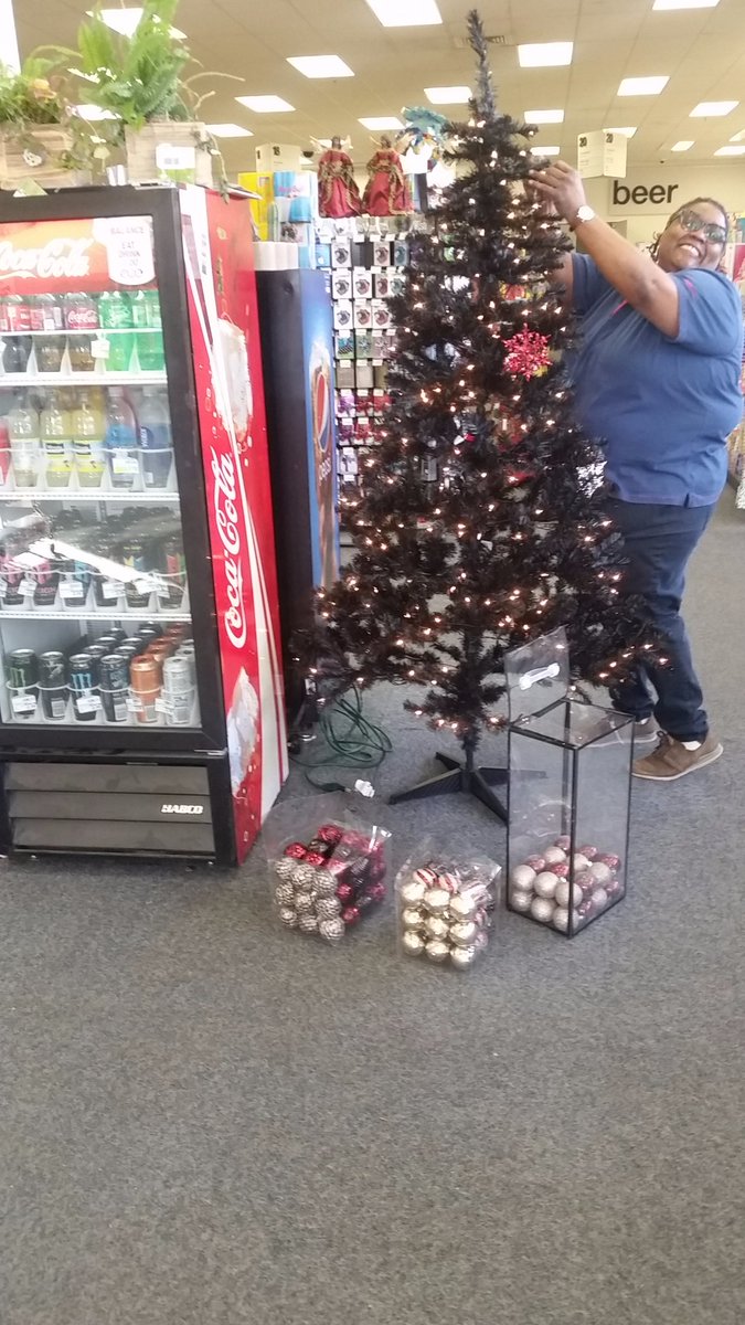 Jeff_O84's tweet photo. Christmas 2019 store 07166 Riverdale, IL https://t.co/xud3guYlBI