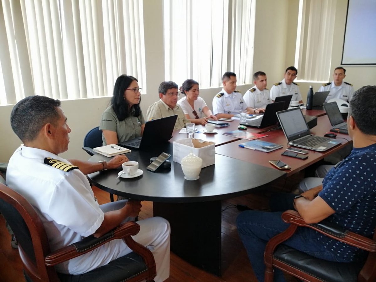 parquegalapagos's tweet photo. #SanCristóbal | Técnicos del @parquegalapagos y personal de la #DIRGIN, mantienen reunión de trabajo para evaluación de actividades conjuntas dentro del marco del convenio interinstitucional para control y patrullaje en la Reserva Marina de Galápagos. https://t.co/liuWY8nLUs
