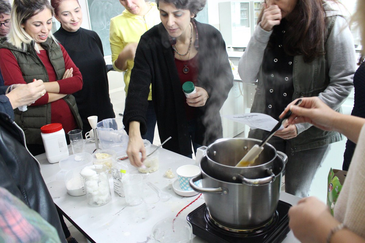 Öğretmeni ile Güçlü Okul Kapsamında Seda Lokum Ciner'in ""Doğal Deodorant Yapımı" atölyesi ile öğretmenlerimiz doğal deodorant yapmayı deneyimlediler. Eğitimcimize değerli katkıları için çok teşekkür ederiz.

<a href="/ziyaselcuk/">Ziya Selçuk</a> <a href="/safran1958/">Mustafa SAFRAN</a> @hmzaydg @oygmmeb <a href="/bdonmez44/">Burhanettin Dönmez</a> <a href="/memleventyazici/">Levent Yazıcı</a>