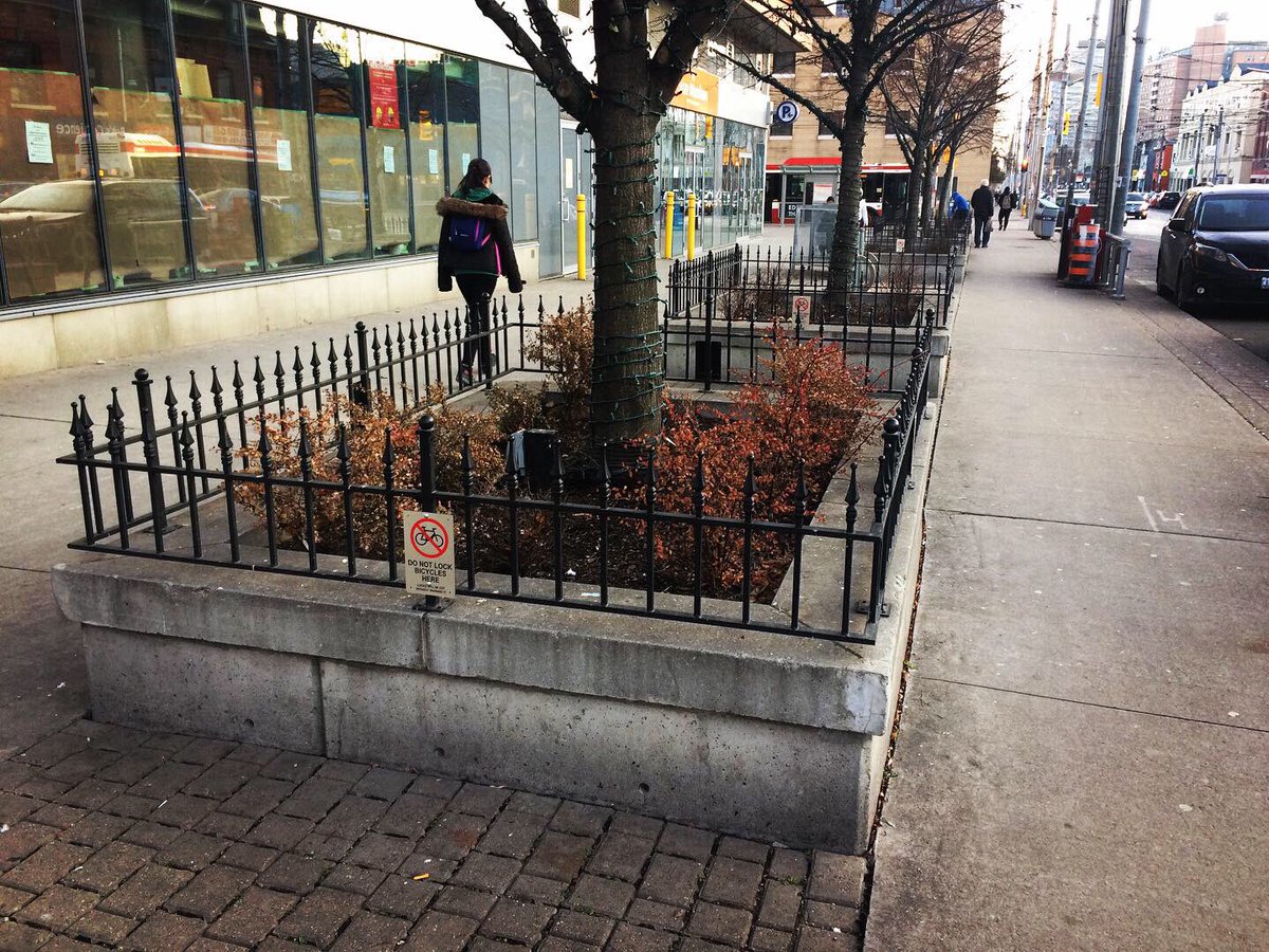 CaraChellew's tweet photo. Place (un)making
These planter boxes used to serve as #seating outside of @TimHortons in #RegentPark
Recently installed fences keep people from sitting + makes the city more hostile
#defensiveTO #TOpoli #DefensiveUrbanism #HostileDesign #MappingDefensiveTO @OCAPtoronto https://t.co/UirwBHXlpE