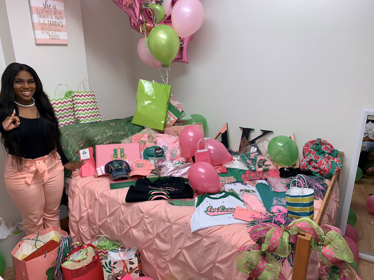 _kiaya_j's tweet image. Everyone doesn’t have what it takes to be an Alpha Woman.💖💚 #Fall19 #Qu4dClub #RokkClub #KeepingupwithKL