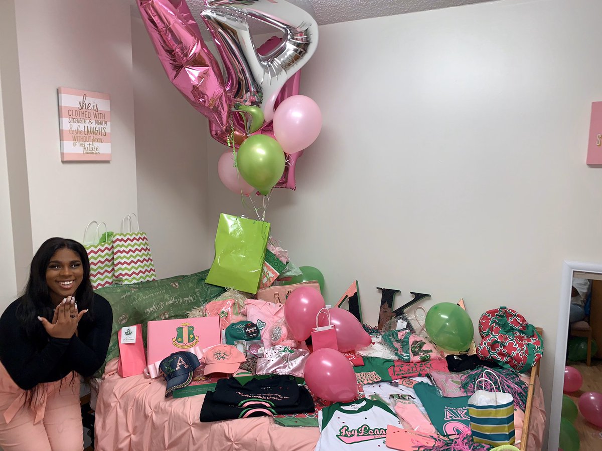 _kiaya_j's tweet image. Everyone doesn’t have what it takes to be an Alpha Woman.💖💚 #Fall19 #Qu4dClub #RokkClub #KeepingupwithKL