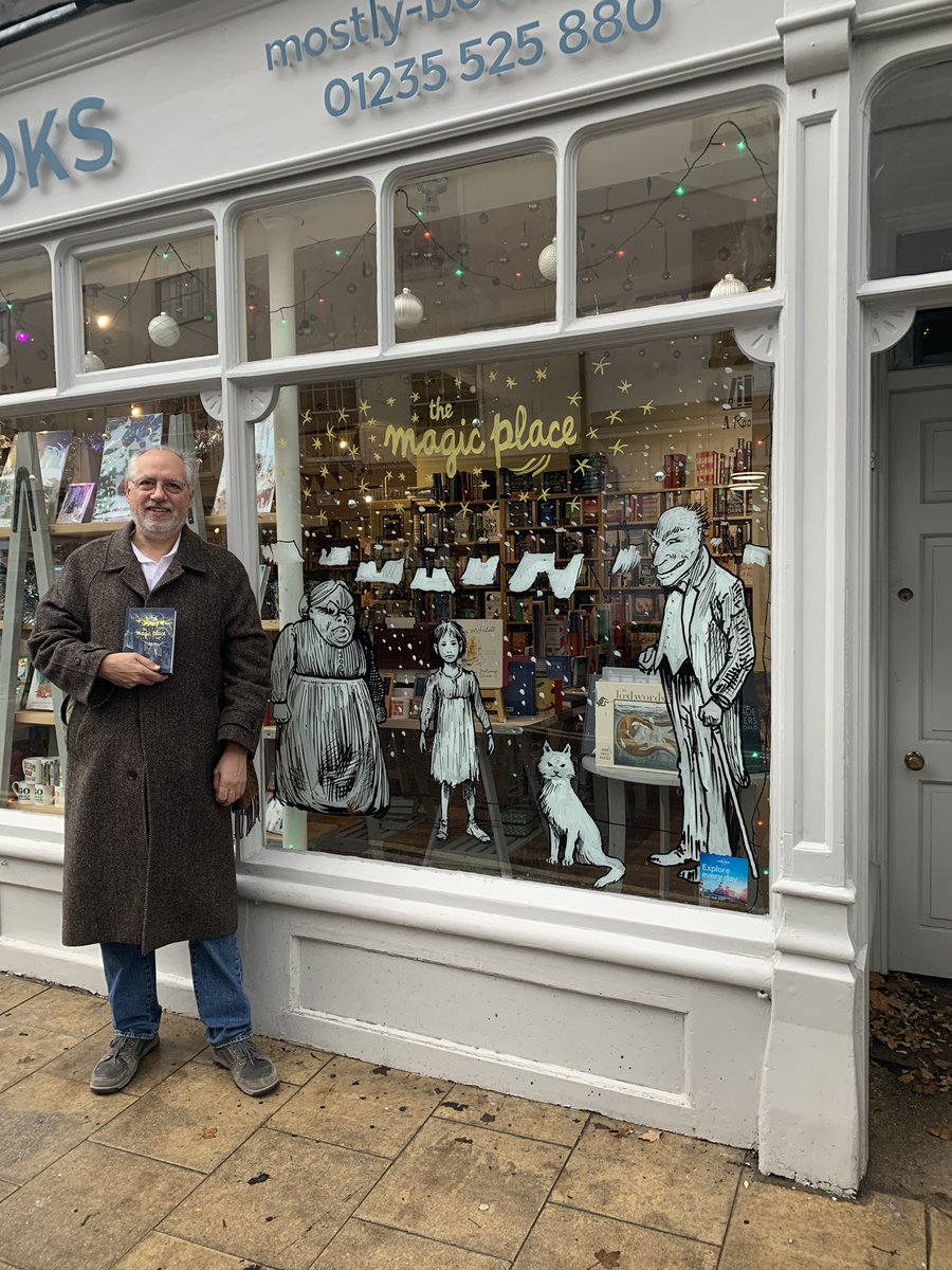 MostlyReading's tweet photo. A huge thank you #ChrisWormell for creating one of his brilliant drawings on our window today.  Fantastic! #TheMagicPlace @DFB_storyhouse #windowart #art #books https://t.co/9GFxf9NWs8