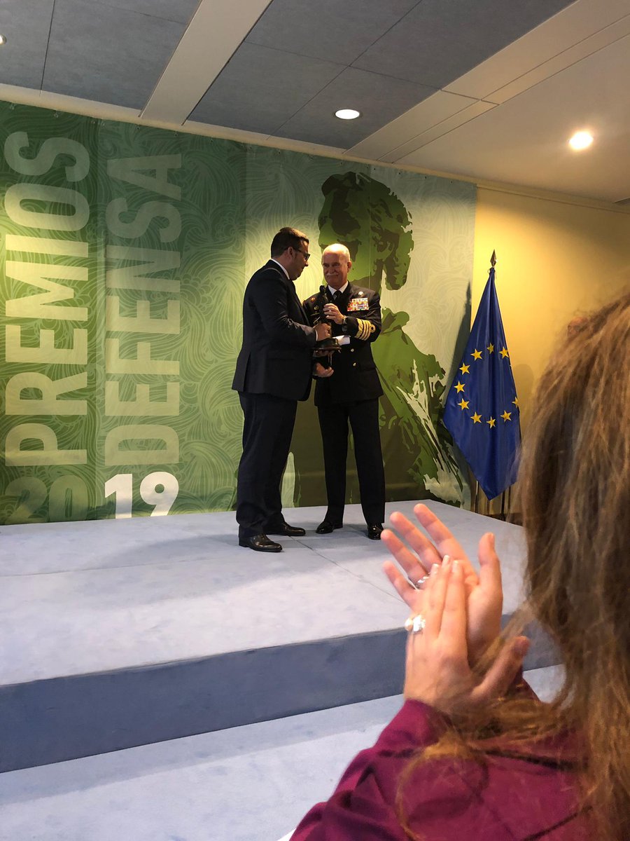 ANLH_JOMunilla's tweet photo. 📰 ACTUALIDAD | PREMIOS DEFENSA 2019 | @MGuerreroYuste, Legionario de Honor, recibió esta tarde  el premio de la Categoría de Televisión por el programa titulado “EUTM Mali XI: La Legión en Mali”, emitido en @charrytv. ¡Enhorabuena!. #LegionariosdeHonor #LaLegión #PremiosDefensa https://t.co/Hw0NNCSX9h