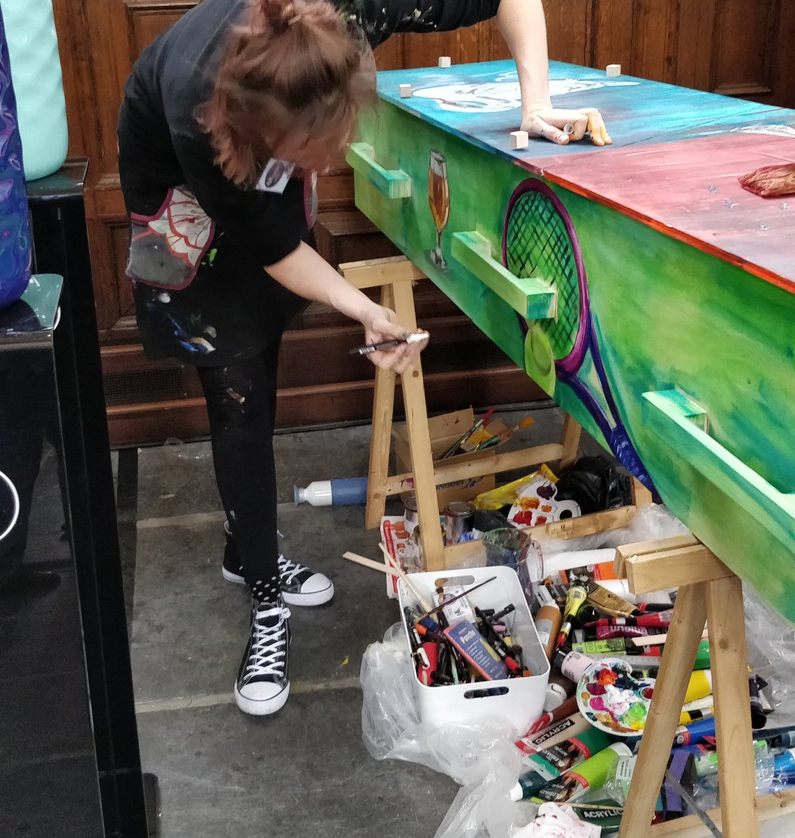 Vandaag bracht onze partner uitvaartontzorger.nl de urn terug naar de familie na een stille crematie. Johan liet de familie deze foto zien van de kist die we voor de technische crematie hebben mogen gebruiken. Wat vonden ze die mooi! Toch nog een beetje kleur toegevoegd.