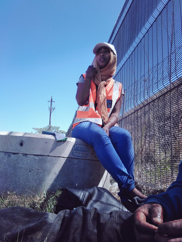 unvthi's tweet photo. Mo'ghel got a job as a general worker at some construction site coz mo'ghel needs a weave for December 😶 https://t.co/VHw4XPkqMD